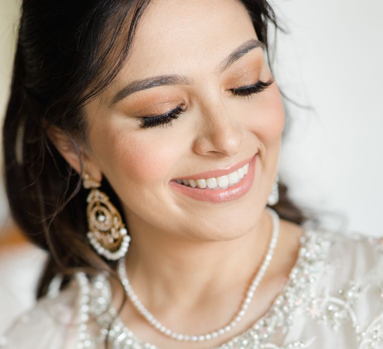 Bride wears gold jewellery on her wedding day 