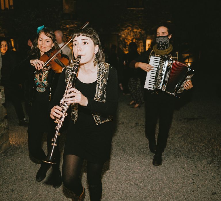 A roaming wedding band for the Irish and Nigerian wedding celebration at Anran