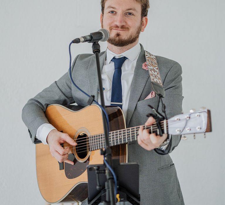 Wedding musician plays the guitar at Horetown House