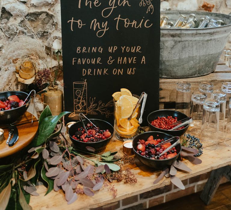 Pimp your gin wedding station for the wedding favours of small bottles of gin with fruits 