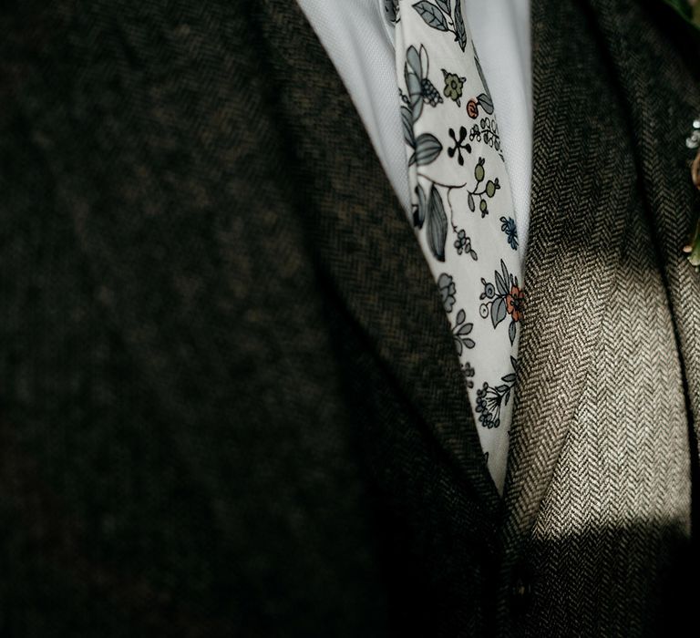 Groom wearing a cactus and floral print patterned tie to match the wildflower wedding theme 