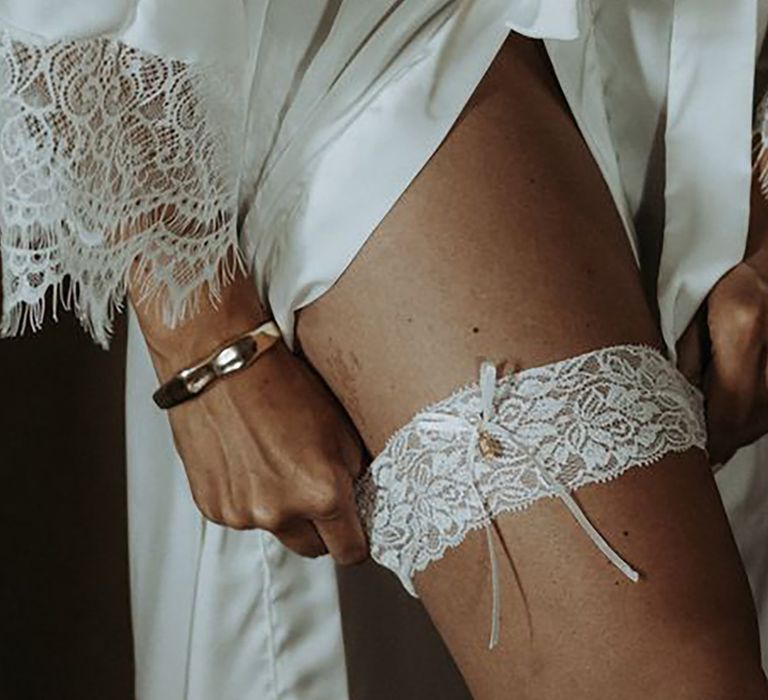 wedding-garter-lydia-harper-photography