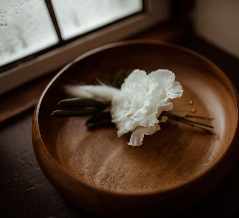 Simple white wedding flowers for micro wedding decor