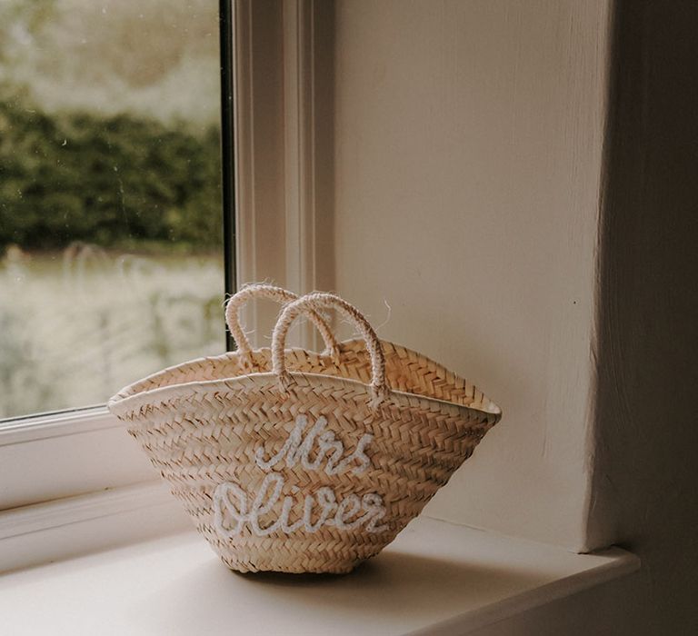 Woven bag with personalised embroidery for the bride 