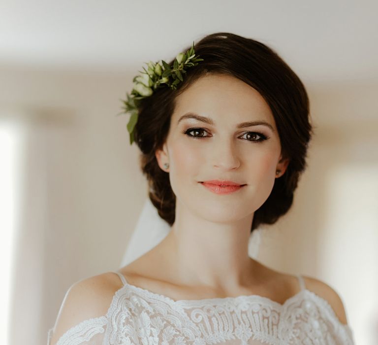 Flawless wedding makeup up with smokey brown eyeshadow and peach lipstick 