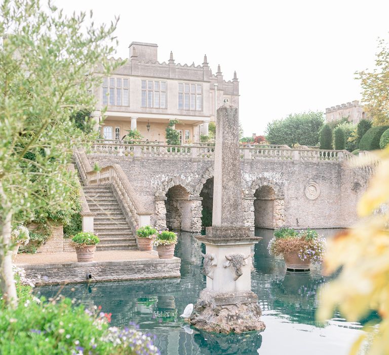 Classic and traditional wedding venue with lake based in the Cotswolds 