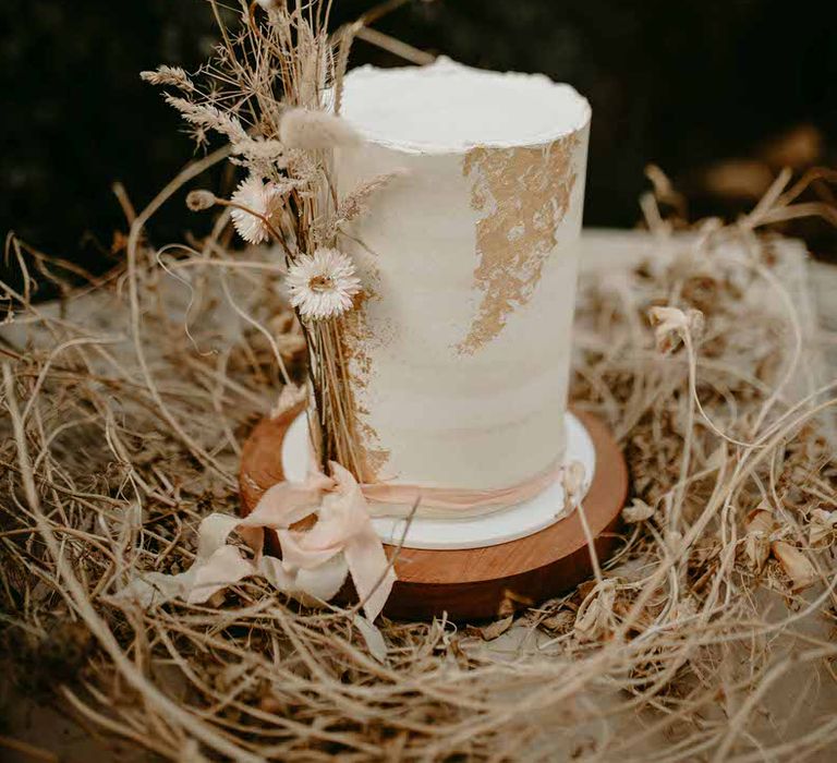 Minimal naked wedding cake for a sustainable wedding