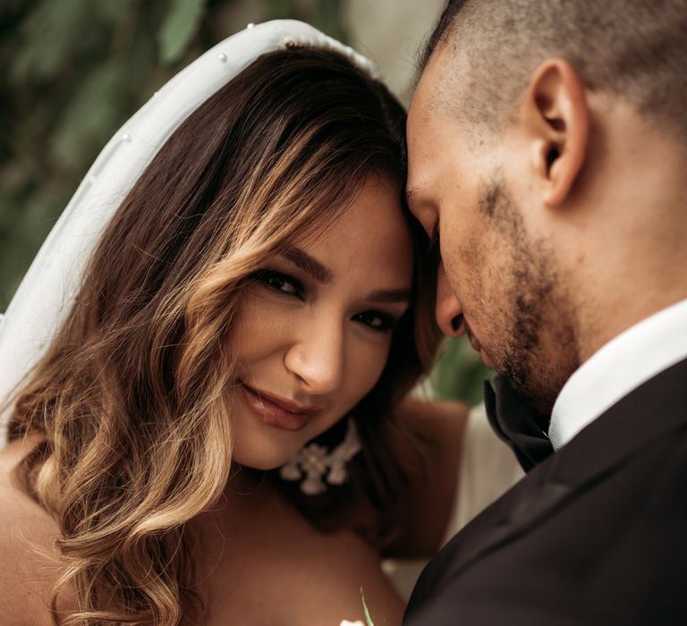 Bride with wavy hair and natural wedding makeup 