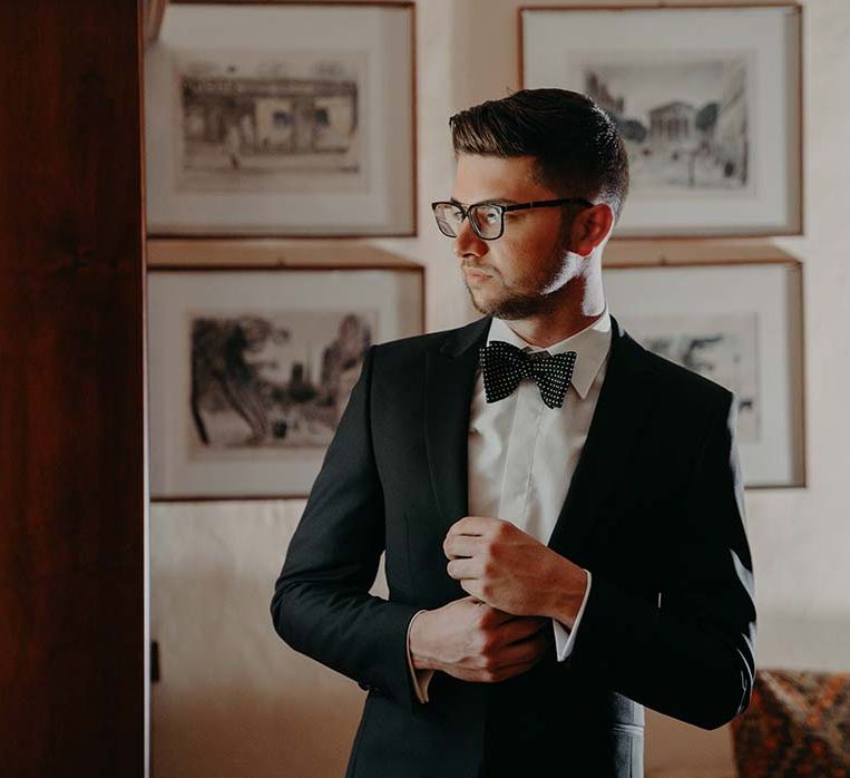 Groom wears black tie for outdoor Italian wedding  | Royal Studio