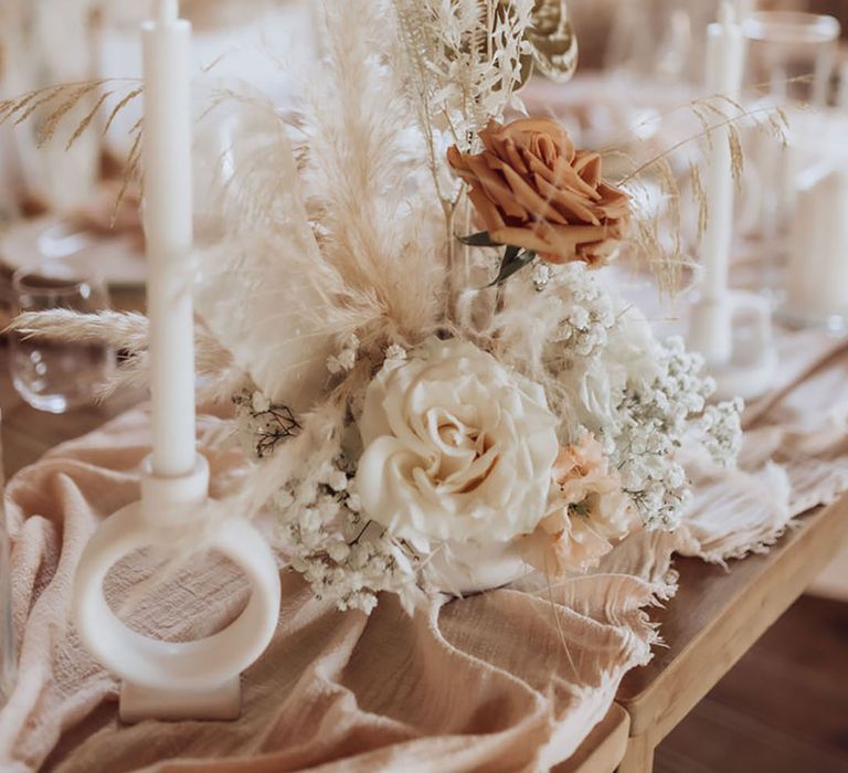 neutral-wedding-table-flowers-with-toffee-roses