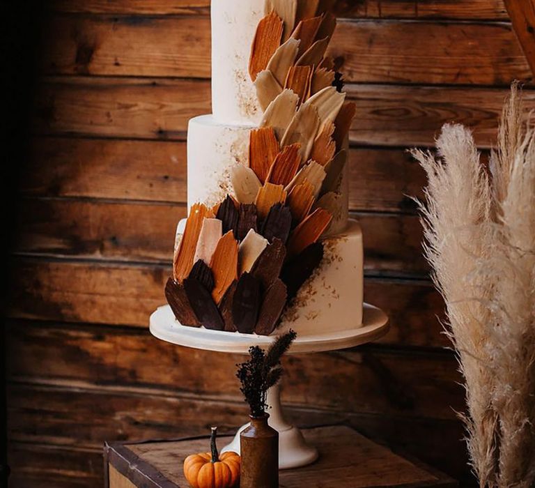 autumnal-wedding-cake-inspiration-with-brown-tones