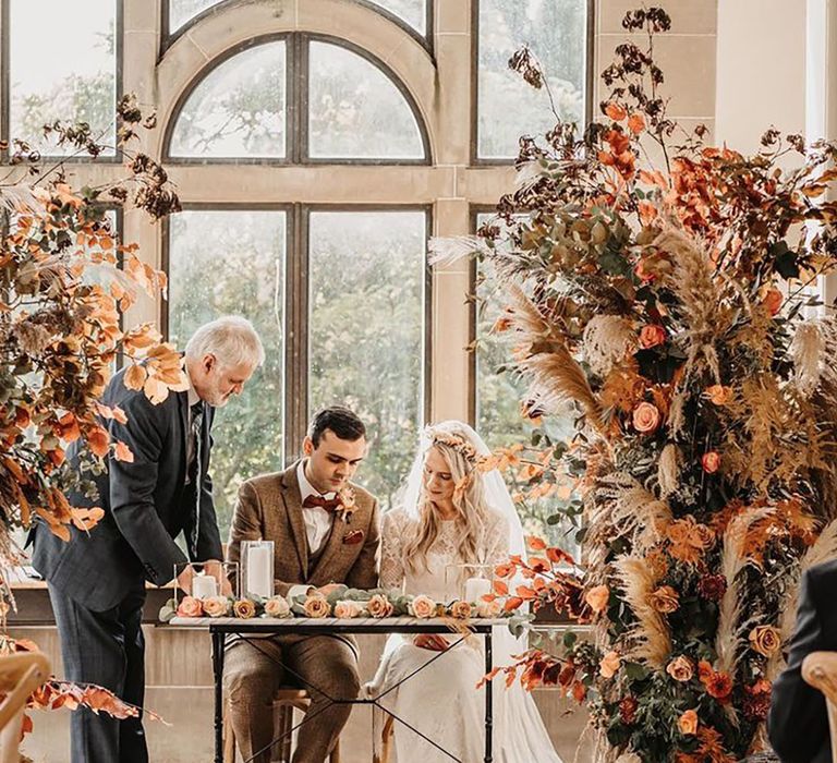 brown-autumnal-wedding-column-flower-arrangements