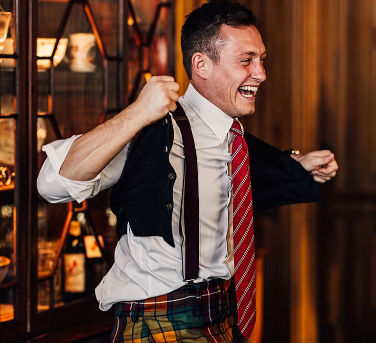 groomsmen-dancing-at-wedding