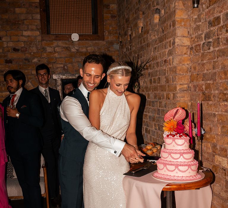 bride-and-groom-cut-their-wedding-cake