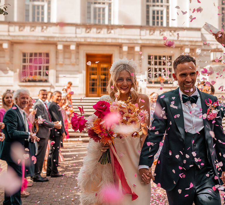 confetti-moment-for-bride-and-groom