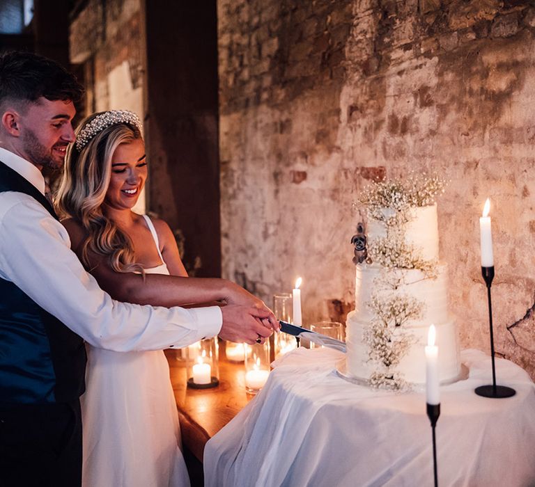 bride-and-groom-cut-their-wedding-cake