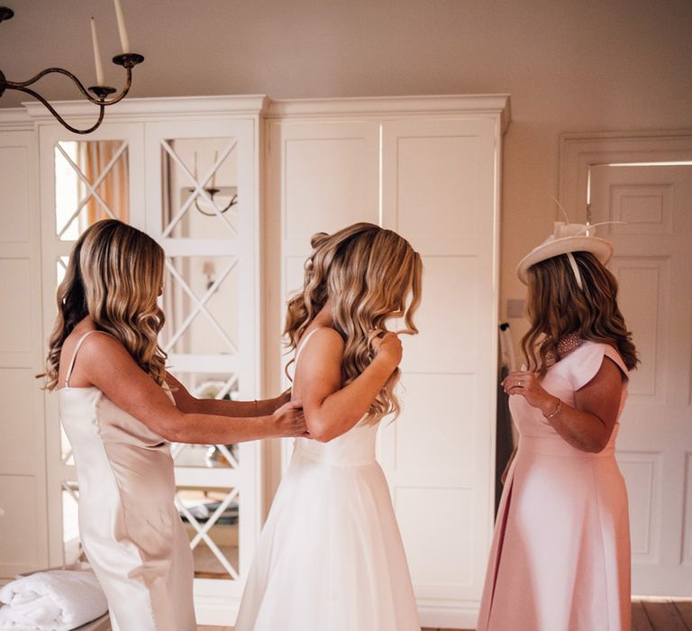 bridesmaids-help-bride-get-ready