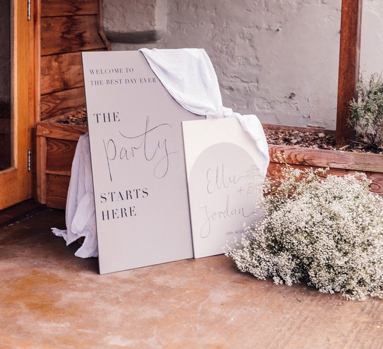 wedding-welcome-sign-with-gypsophila