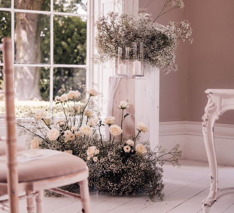 white-roses-and-gypsophila-flower-arrangements