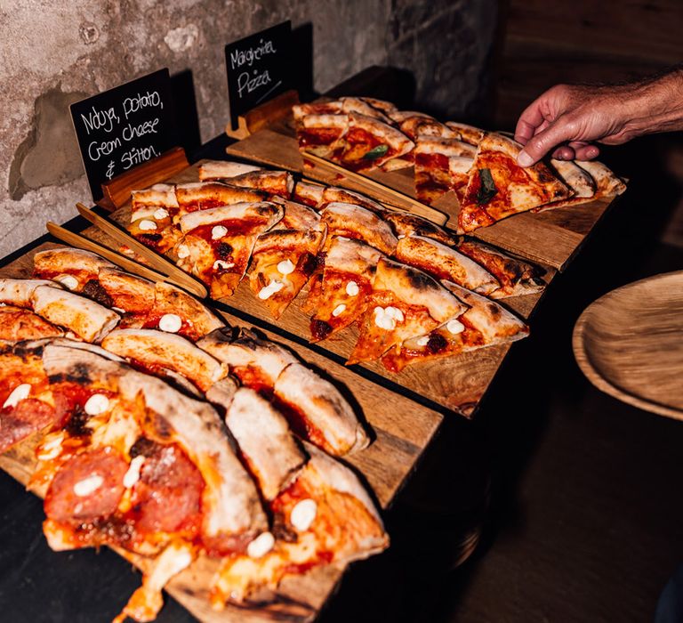 wooden-boards-with-pizza-slices-for-guests