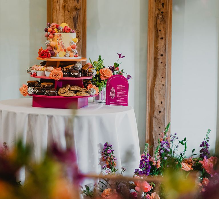 wedding-dessert-tower-with-single-tier-wedding-cake