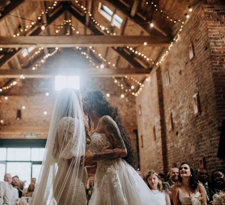 riverlands-wedding-barns-with-fairy-lights