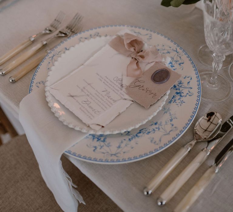 blue-wedding-plate-with-wedding -menu-stationery