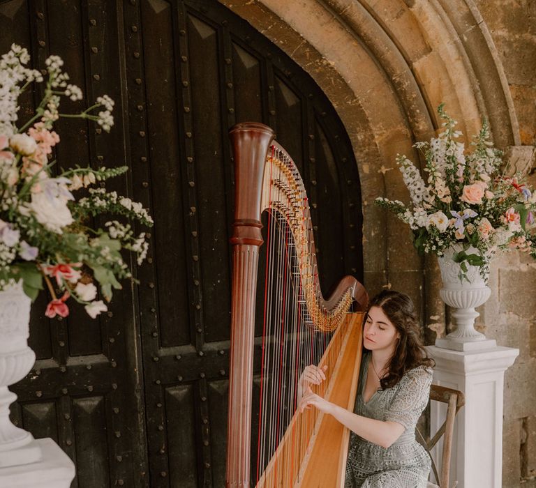 harpist-plays-at-wedding