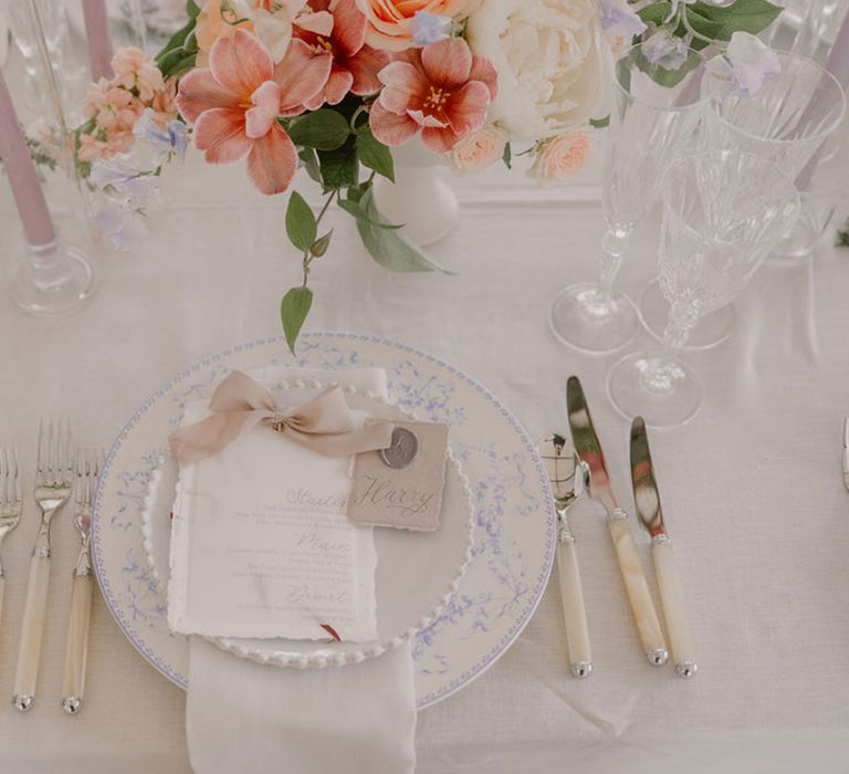 pastel-wedding-tablescape-with-colourful-flower-arrangements