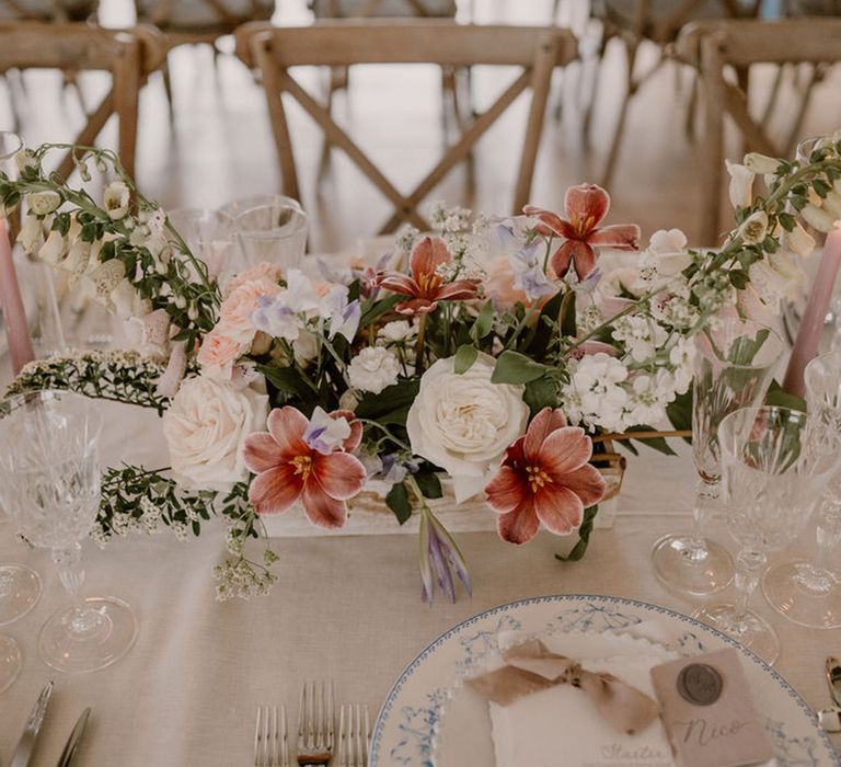 table-centrepiece-idea-with-pastel-flowers