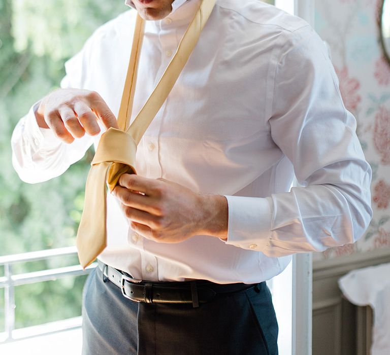 groom-getting-ready-for-wedding