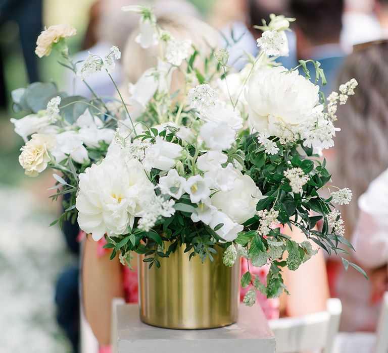 white-flower-arrangement-at-outdoor-wedding