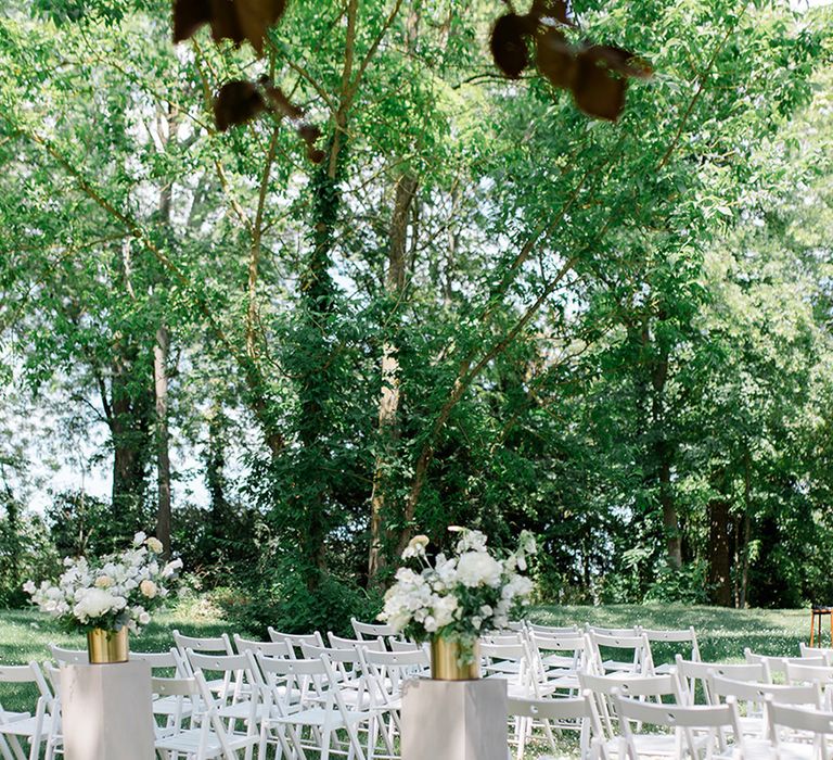 white-rose-petals-for-outdoor-wedding-ceremony