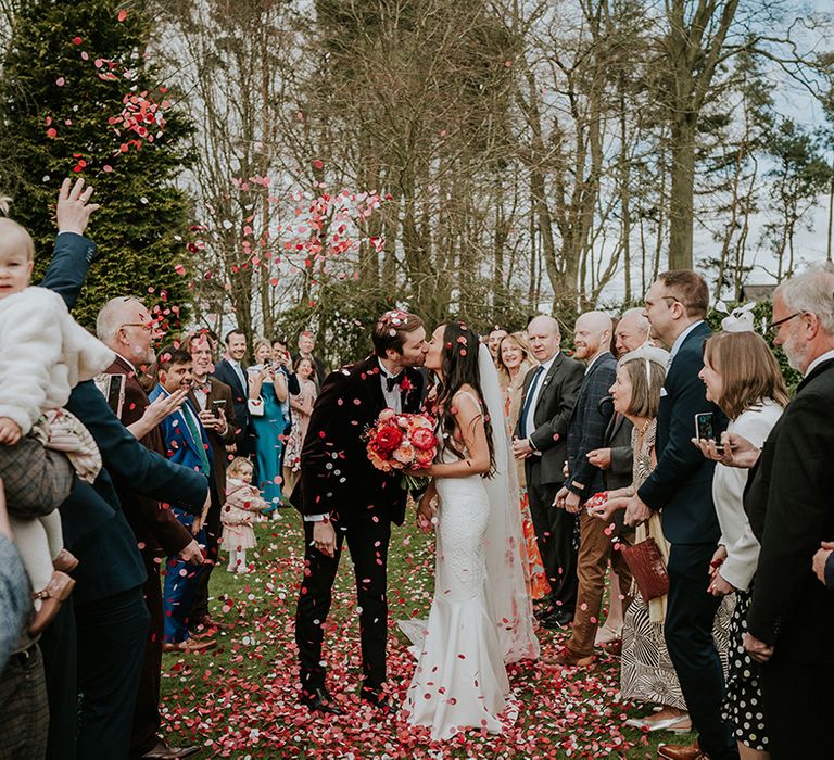 red-and-pink-confetti-moment-at-outdoor-wedding