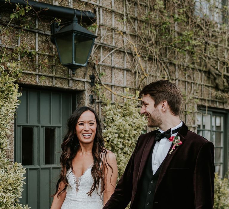 romantic-couple-portrait-of-bride-and-groom-with-red-and-pink-bouquet