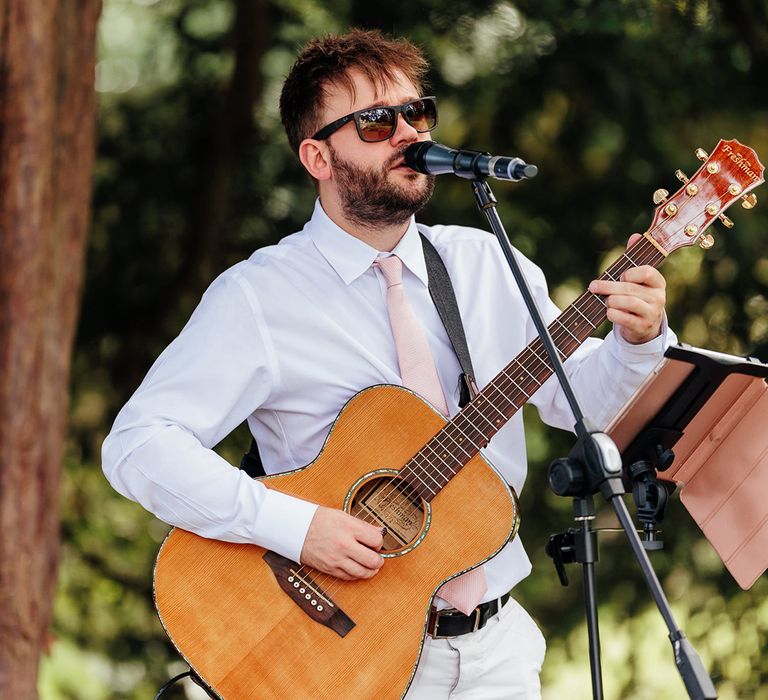 wedding-singer-performs-at-wedding-ceremony