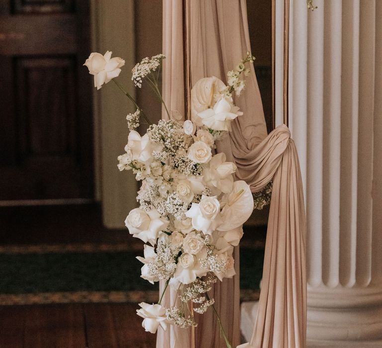 neutral-wedding-flowers-with-pillar-candles-and-hurricane-vases