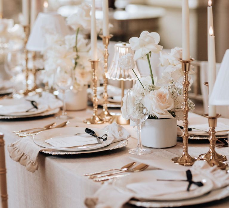 neutral-wedding-tablescape-with-candlelight-and-lamps