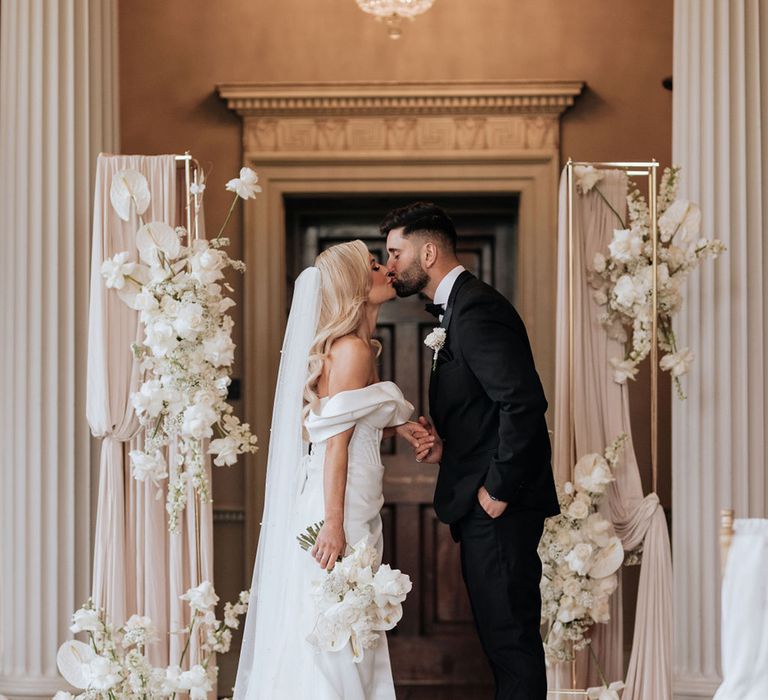 romantic-luxe-altar-decoration-with-bride-and-groom-kissing