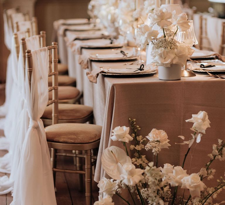 white-flowers-and-roses-decorating-neutral-luxe-tablescape