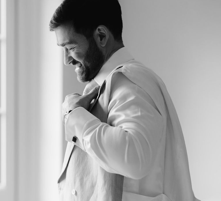 groom-getting-ready-for-wedding