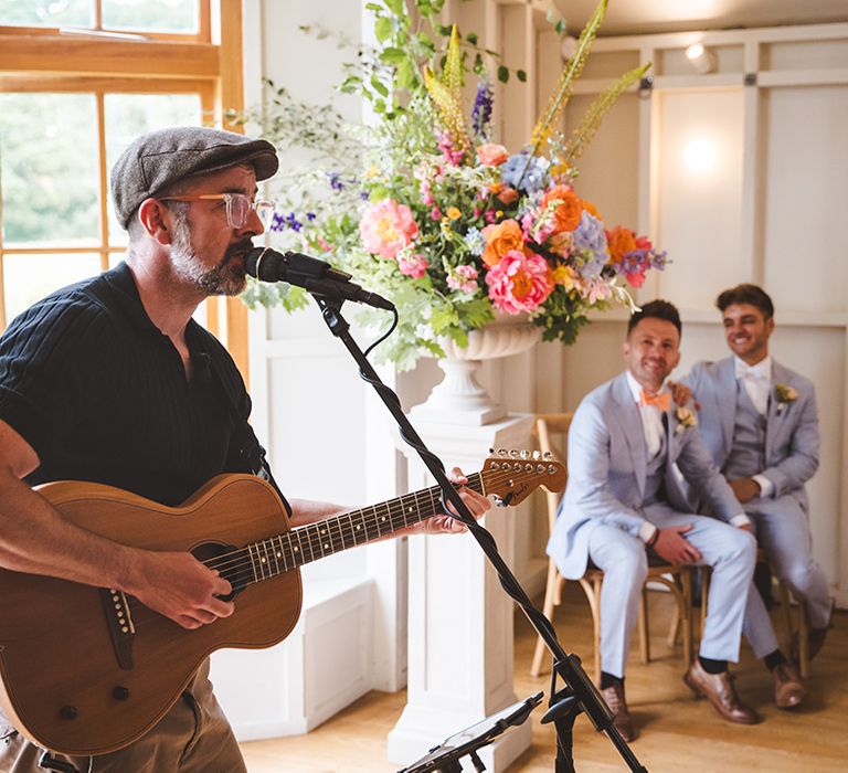 wedding-singer-performs-during-wedding-ceremony