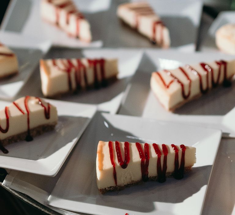 mini-cheesecake-slices-with-sauce