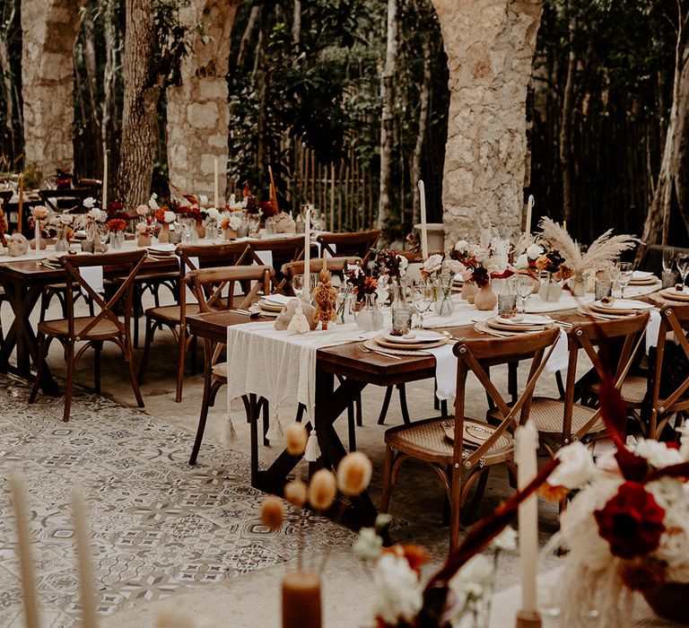 autumnal-wedding-table-decorations-and-minimal-lighting