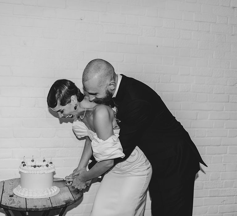 bride-and-groom-cut-their-wedding-cake