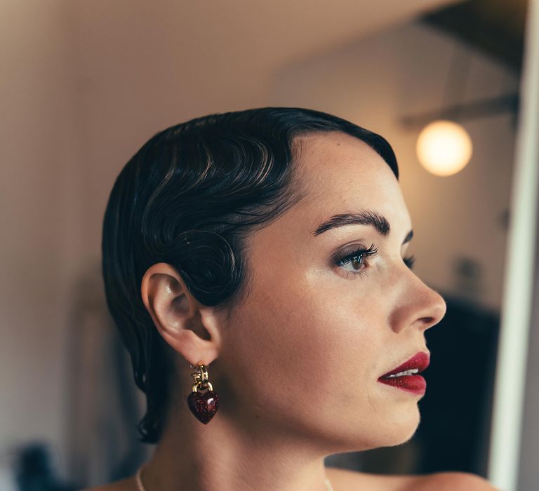 bride-wearing-gel-waved-vintage-hairstyle-with-pearl-jewellery