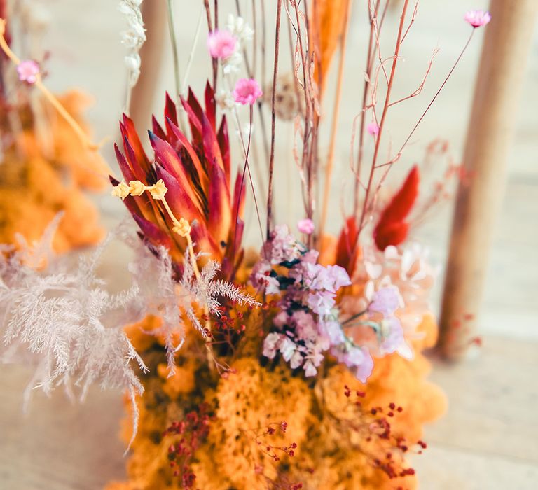 unique-dried-wedding-flower-aisle-decorations