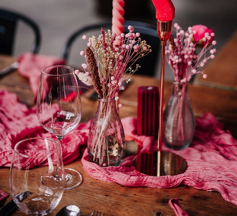 bud-vases-with-pink-candles-and-table-runner