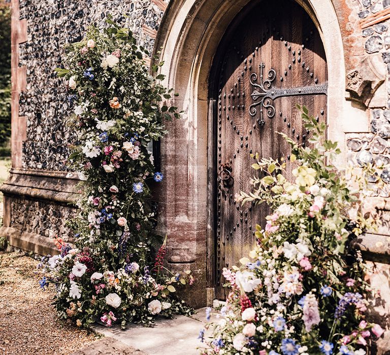 pastel-wildflower-wedding-flower-column