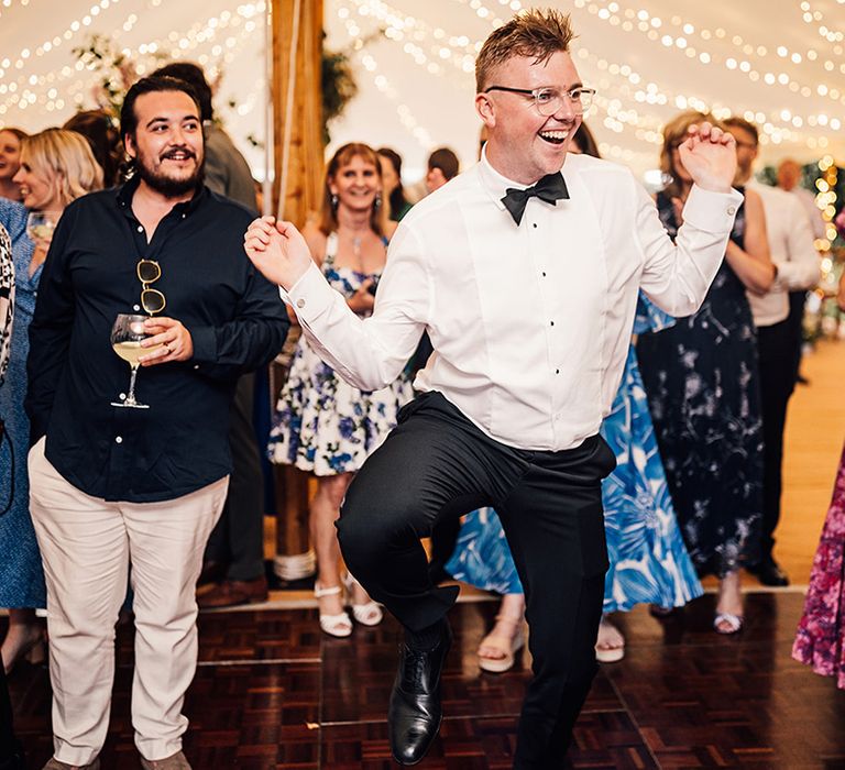 wedding-guests-dancing-at-wedding-reception